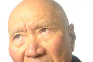 老人の困り顔のクローズアップ