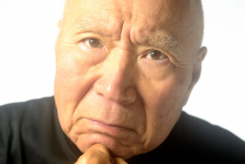 怒った老人の顔のクローズアップ