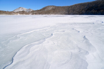 結氷した赤城山の小沼