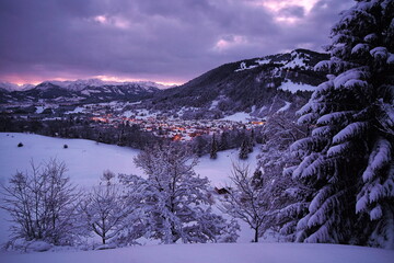 Alpen, Bayern, Berge, KLeinstadt, Ort in Winterstimmung am Abend, Häuser mit Lichter