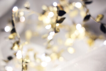 Decorazione natalizia con luci sfuocate effetto bokeh, colori bianche e oro 