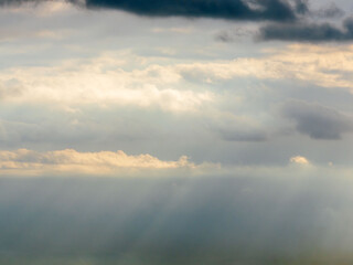 秋雨の日のわずかな晴れ間から光さす03