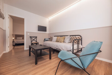 Coffee table: It serves as a support point for drinks, books and decorative objects. Its design must be simple and functional