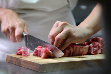 Carne tagliata sul tagliere