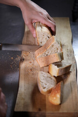 Pane affettato sul tagliere