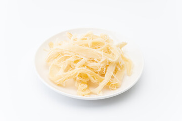 お皿に載った燻製さきいか