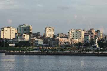 Obraz premium Panoramic view of Havana’s waterfront with buildings and greenery during a sunny day
