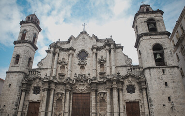 Fototapeta premium Historic cathedral in Havana Cuba showcasing intricate architecture and cloudy sky