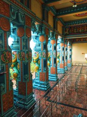 Fototapeta premium the entrance of the Indian temple with pillars sun rays