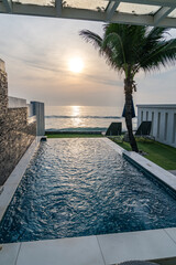 Urlaub im Paradies - Blick vom Privatpool auf das Meer und die untergehende Sonne
