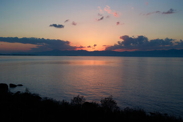 湖東から湖西の夕陽を望む