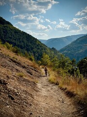 Mountainbikerin in französischen Bergen