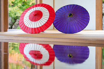 Obraz premium 床に映る美しい和傘・番傘