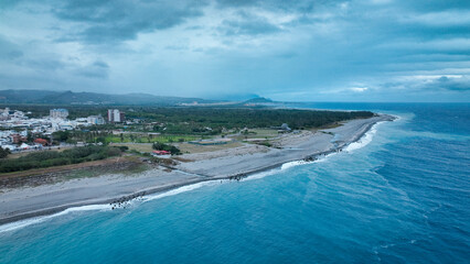 Fototapeta premium Coastal view of Taitung, Taiwan showcasing the shoreline under cloudy skies