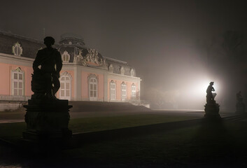 Nachtaufnahme des Schloß Benrath, barocke Dreiflügelanlage des Kurfürsten Karl Theodor von der...