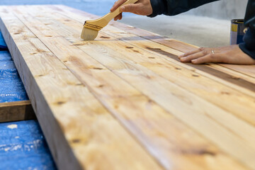 木材に防腐剤を塗っている