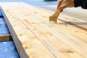 木材に防腐剤を塗っている