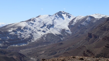 Fototapeta premium Tislit Lake in Imilchil, Morocco's Haut Atlas Oriental National Park, surrounded by snow-capped mountains, rugged terrain, and serene blue waters, perfect for nature, hiking, and scenic photography. 