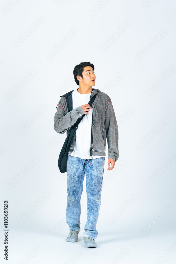 Poster 歩く、男性、全身、外出、歩行者、観光、旅行、眺める、観光客、見学、カバン、バッグ、後ろ向き、日本人、パーカー、買い物、建築パース、添景素材、切り抜き、白バック、カジュアル、ファッション、おしゃれ、旅行者、若い、30代、20代、デニム、通勤、散歩、ショッピング、展望、ライフスタイル、ポートレート、学生、歩行、コピースペース、通学、スタート、出発、目標、ポジティブ、広告、写真、見る、運動、古着、移動、