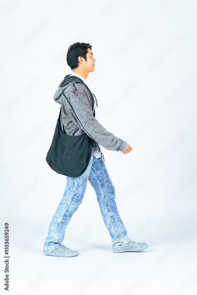 Leinwandbilder 歩く、男性、全身、外出、歩行者、観光、旅行、眺める、観光客、見学、カバン、バッグ、後ろ向き、日本人、パーカー、買い物、建築パース、添景素材、切り抜き、白バック、カジュアル、ファッション、おしゃれ、旅行者、若い、30代、20代、デニム、通勤、散歩、ショッピング、見上げる、通学、展望、ライフスタイル、学生、歩行、コピースペース、スタート、出発、目標、ポジティブ、広告、横向き、側面、写真、横顔、前進、進