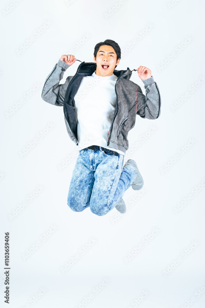 Leinwandbilder ジャンプ、男性、ダンス、元気、挑戦、チャレンジ、日本人、カジュアル、学生、努力、がんばる、飛躍、飛ぶ、躍動感、アクティブ、アクション、勇気、スタート、ゴール、レベルアップ、ステップアップ、スキルアップ、成功、サクセス、成長、目標、競争、自由、笑顔、ポジティブ、やる気、ダンサー、希望、夢、スポーツ、カメラ目線、若い、ファッション、写真、広告、切り抜き、白バック、全身、コピースペース、興奮、エキサイテ