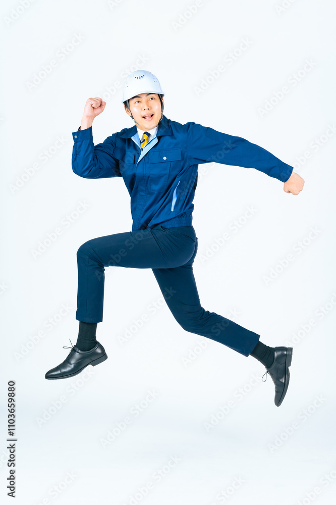 Leinwandbilder ジャンプ、作業員、走る、ダッシュ、男性、ヘルメット、エンジニア、建設、工事、全身、挑戦、チャレンジ、作業服、業者、設計、建築、現場、安全、飛躍、スキルアップ、キャリアアップ、監督、飛ぶ、躍動感、アクティブ、元気、アクション、活躍、転職、成功、サクセス、成長、笑顔、ポジティブ、やる気、スタート、ゴール、日本人、若い、会社員、仕事、製造業、工務店、ビルメン、ゼネコン、改善、工場、切り抜き、白バック、人