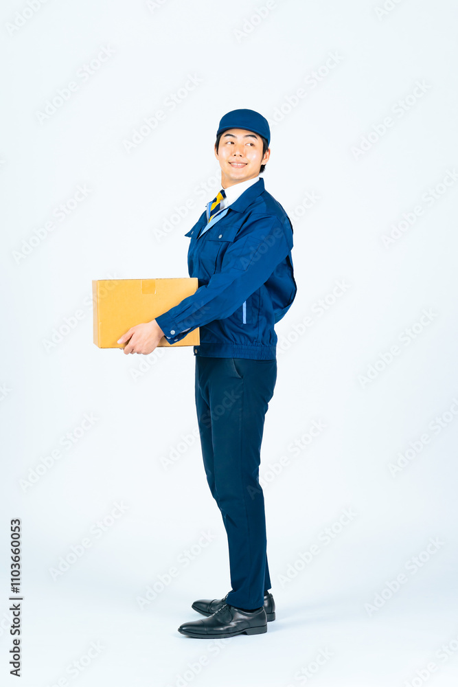 Leinwandbilder 配達、男性、全身、段ボール、配達員、デリバリー、運送業、引越し、業者、荷物、宅配便、宅急便、日本人、スタッフ、仕事、作業員、運送、物流、ロジスティクス、アルバイト、運ぶ、ECサイト、eコマース、白バック、切り抜き、笑顔、信頼、作業服、ピッキング、倉庫、商品、配送、センター、人材、若い、立つ、元気、パワフル、届ける、宅食、集荷、発送、爽やか、職業、プロ、セールスドライバー、探す、引っ越し、ギグワーカ