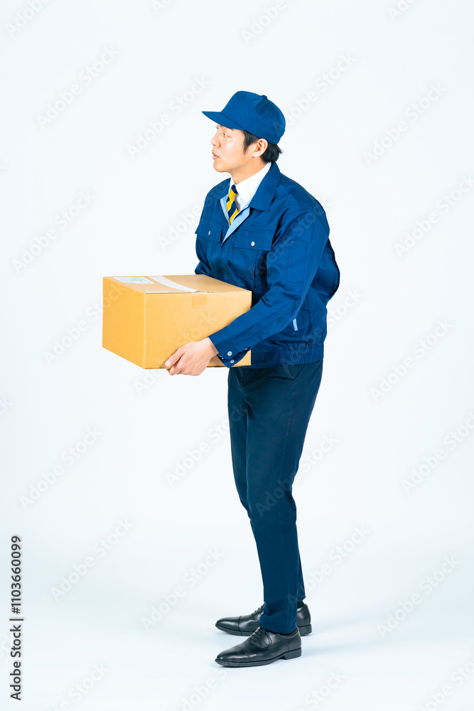 Leinwandbilder 配達、男性、全身、不在、段ボール、配達員、デリバリー、運送業、引越し、業者、荷物、宅配便、宅急便、日本人、スタッフ、仕事、作業員、運送、物流、ロジスティクス、アルバイト、運ぶ、eコマース、白バック、切り抜き、信頼、作業服、ピッキング、倉庫、商品、配送、センター、人材、若い、立つ、届ける、集荷、発送、探す、職業、セールスドライバー、引っ越し、ギグワーカー、迷う、再配達、廃品回収、不在票、困る、悩む、