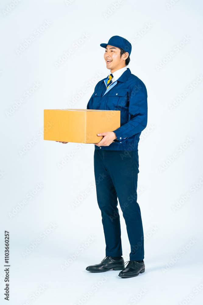 Leinwandbilder 配達、男性、全身、段ボール、配達員、デリバリー、運送業、引越し、業者、荷物、宅配便、宅急便、日本人、スタッフ、仕事、作業員、運送、物流、ロジスティクス、アルバイト、運ぶ、ECサイト、eコマース、白バック、切り抜き、笑顔、廃品回収、作業服、ピッキング、倉庫、商品、配送、センター、人材、若い、立つ、元気、パワフル、届ける、宅食、集荷、発送、カメラ目線、爽やか、職業、プロ、セールスドライバー、引っ越し、