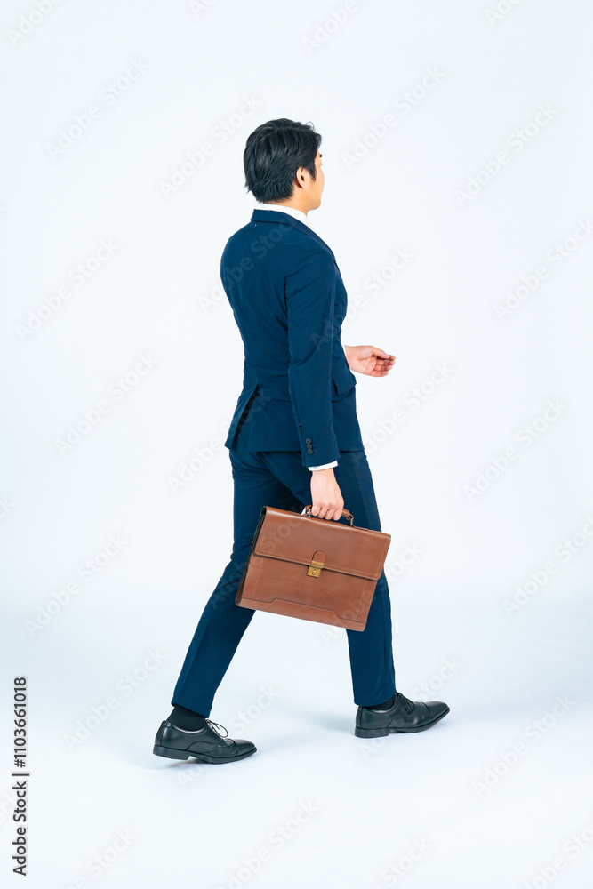 Leinwandbilder 歩く、ビジネスマン、全身、男性、ビジネスパーソン、歩行者、前進、営業、通勤、切り抜き、訪問、外出、日本人、ビジネス、進歩、進化、成長、スタート、出発、出張、人材、バッグ、ウォーキング、カバン、スーツ、転職、仕事、白バック、前向き、ポジティブ、挑戦、チャレンジ、目標、競争、若い、サラリーマン、会社員、就職、働く、出勤、歩行、成功、サクセス、進路、将来、セールスマン、背中、後ろ姿、後ろ向き、人物