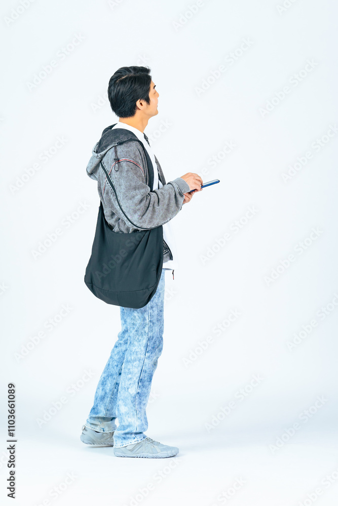 Aufkleber スマホ、スマートフォン、旅行、地図、男性、歩く、歩行者、観光、観光客、GPS、アプリ、道案内、ナビゲーション、見学、SNS、聖地巡礼、モバイル、DX、デジタル、データ、日本人、カジュアル、散歩、旅行者、探す、見る、学生、若い、観客、通学、メール、検索、クーポン、ポイント、ファッション、ポートレート、ショッピング、買い物、インターネット、オンライン、写真、広告、切り抜き、白バック、全身、コピースペー