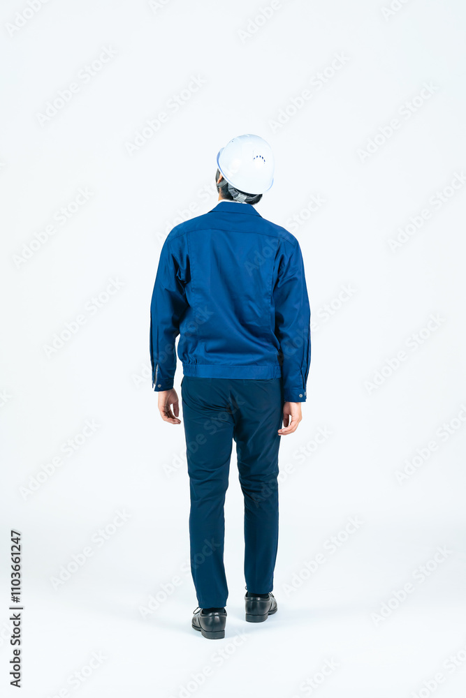 Leinwandbilder 作業員、エンジニア、後ろ姿、背中、全身、点検、メンテナンス、検査、確認、チェック、見上げる、見る、視察、視認、目視、歩く、巡回、警備、観察、後ろ向き、男性、ゼネコン、ヘルメット、ビルメン、建設、工事、設計、修理、工場、住宅、プロ、作業服、安全、日本人、仕事、業者、デベロッパー、建築、現場、測量、白バック、切り抜き、工務店、人材、働く、ビジネス、労働者、広告、コピースペース、人物