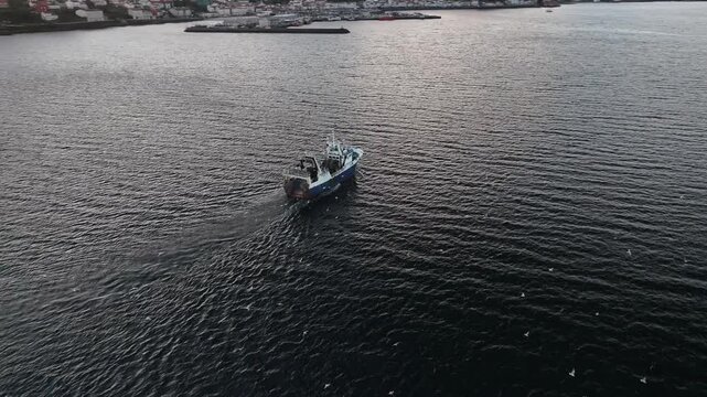 Barco pesquero en una bahia gallega a vista de drone