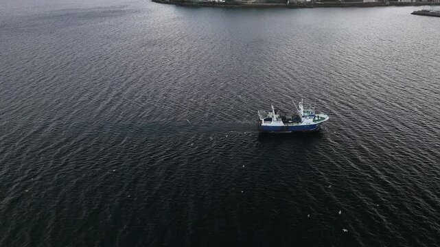 Barco pesquero en una bahia gallega a vista de drone