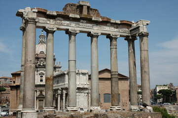 Obraz premium Columnas del antiguo templo de Saturno, en el Foro Romano, en el centro histórico de la ciudad de Roma, Italia