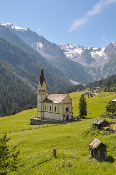 Iglesia de la Visitaci&oacute;n de Trafoi y paisaje alpino en la regi&oacute;n del Tirol del Sur, en el norte de Italia