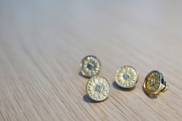 行政書士４人のバッジ