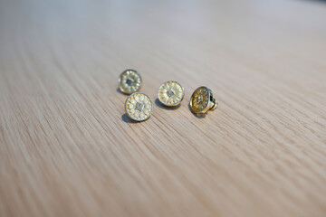 行政書士４人のバッジ