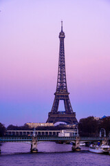 La Tour Eiffel au coucher ddu soleil, ciel rose