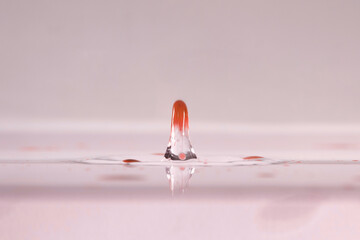 farbe tropfen wasser rot
