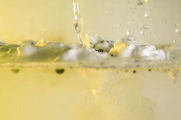 schaum farbe tropfen wasser gelb