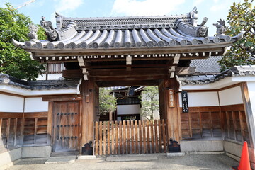 Fototapeta premium A Japanese temple ：A scene of the entrance gate to the precincts of Shintoku-ji Temple in Kyoto City