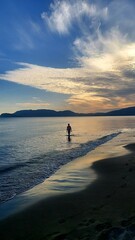 sundown, plaza, morski, oceanu, niebo, słońce, woda, sylwetka, wschody, lud, charakter, piach, para, krajobraz, wybrzeze, chmura, chodzenie, urlop, dzisiejszy wieczór, podróż, lato, baba, horyzont, fa © Joanna