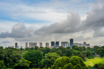 Panorama de Singapour sous un ciel menaçant