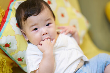 部屋でひとり遊びをする乳幼児