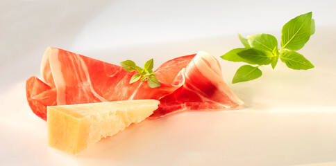 Prosciutto, Prosciutto mit Parmesan und Basilikum, Schinken, Käse, 
