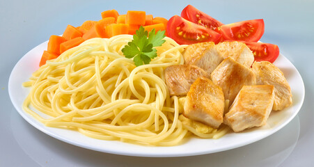 Spaghetti mit Huehnchen und Karotten, Nudeln, Pasta, Geflügel, 