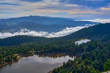Densa niebla sobre las Lagunas de Neila