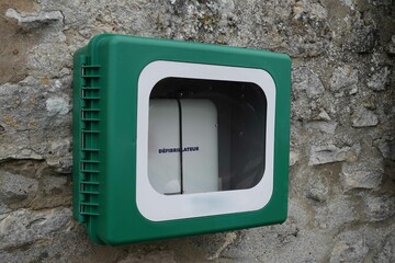 Défibrillateur externe sur un mur dans un espace public
