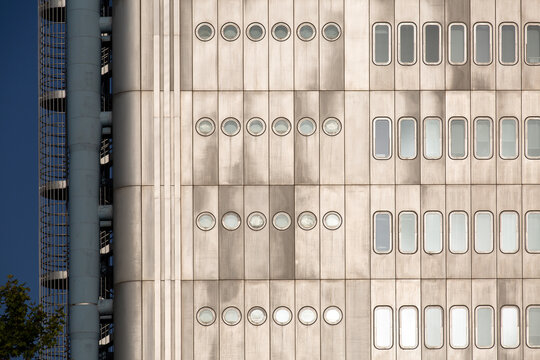 Detalle de edificios modernos en Madrid